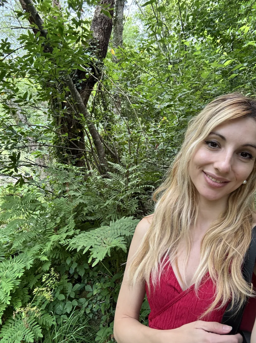 Irma sonriendo en un bosque