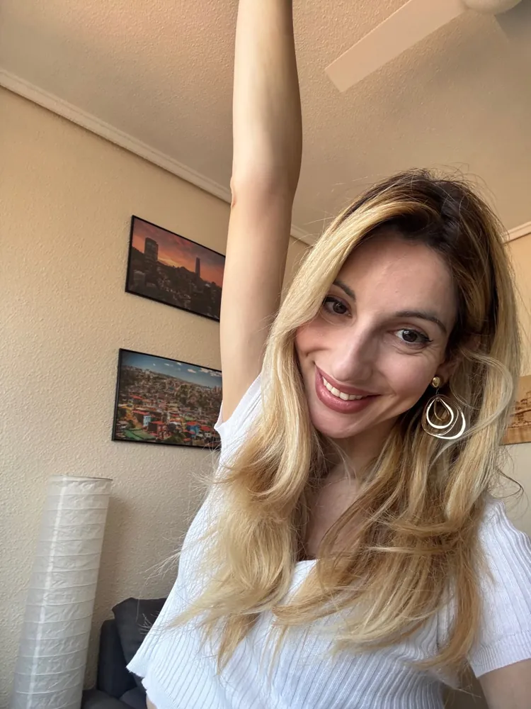 Irma levantando el brazo, feliz