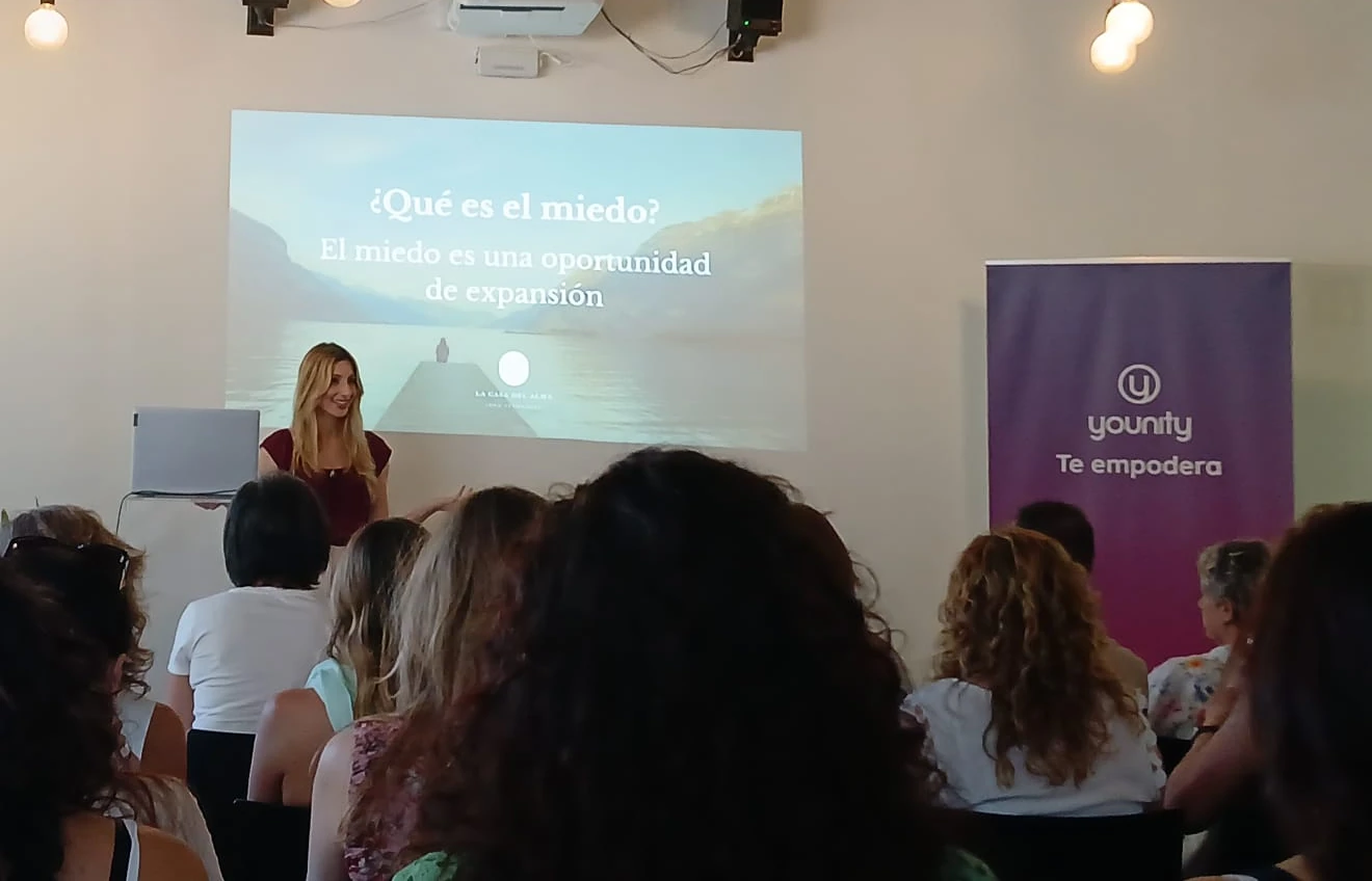 Irma dando una charla sobre el miedo ante un grupo de personas