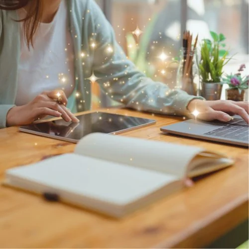 Una alumna conectada a un directo, con su libreta abierta