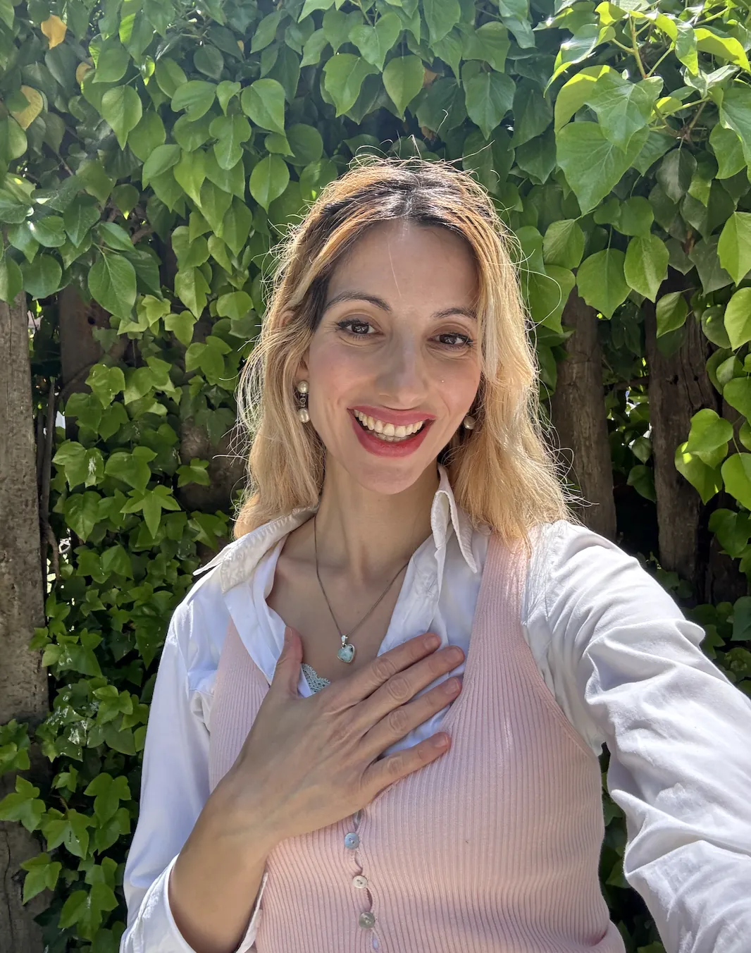 Irma Fernández sonriendo, con la mano en el corazón
