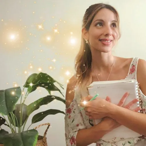 Irma con su libreta, sonriendo